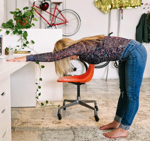 stretches-office-workers-desk-back-pain