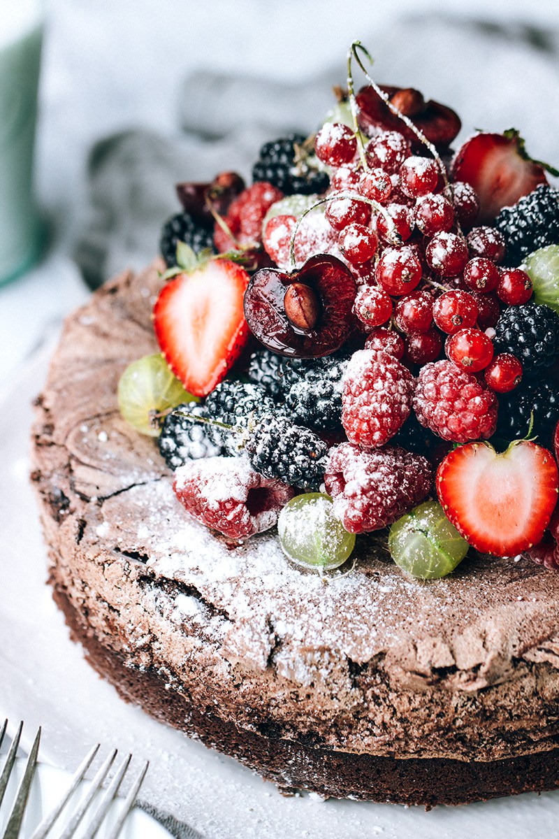 Chocolate-Meringue-Cake-with-Fresh-Berries4